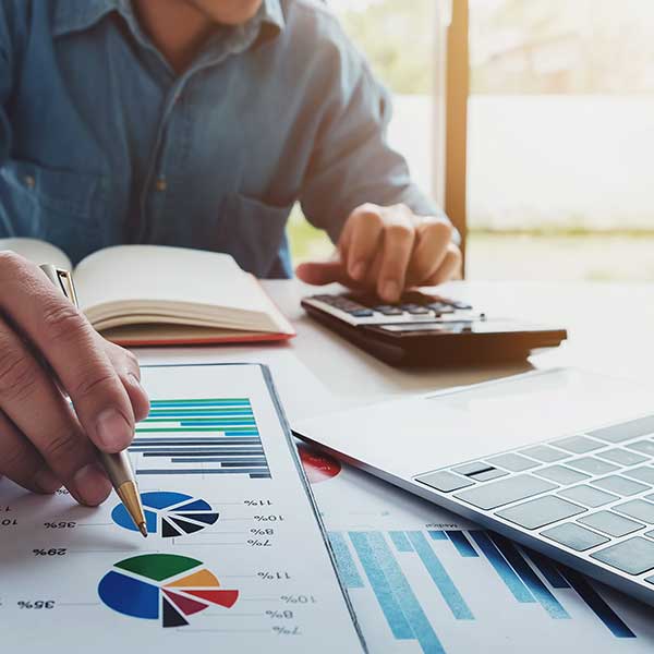 man prepping his finances for a new job